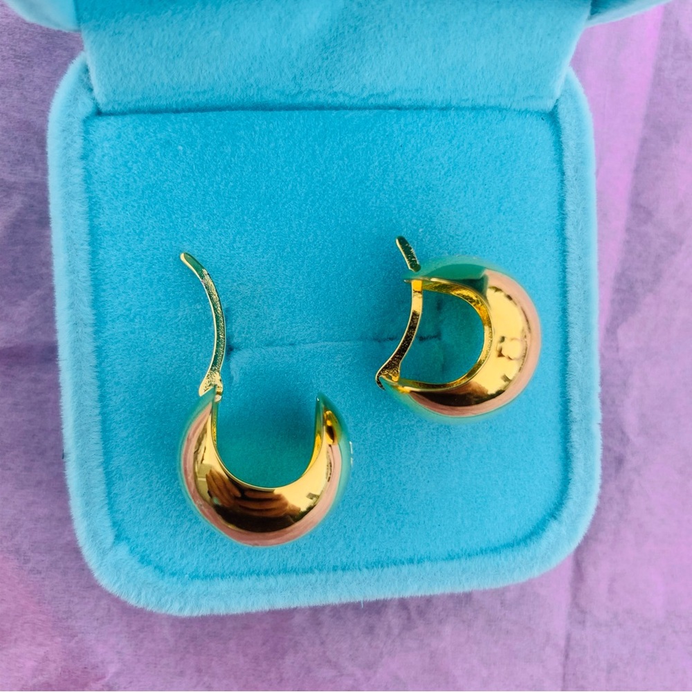 TOUS Gold Bear on Round White Pearl Studs Scoops Earrings - Picture 10 of 16